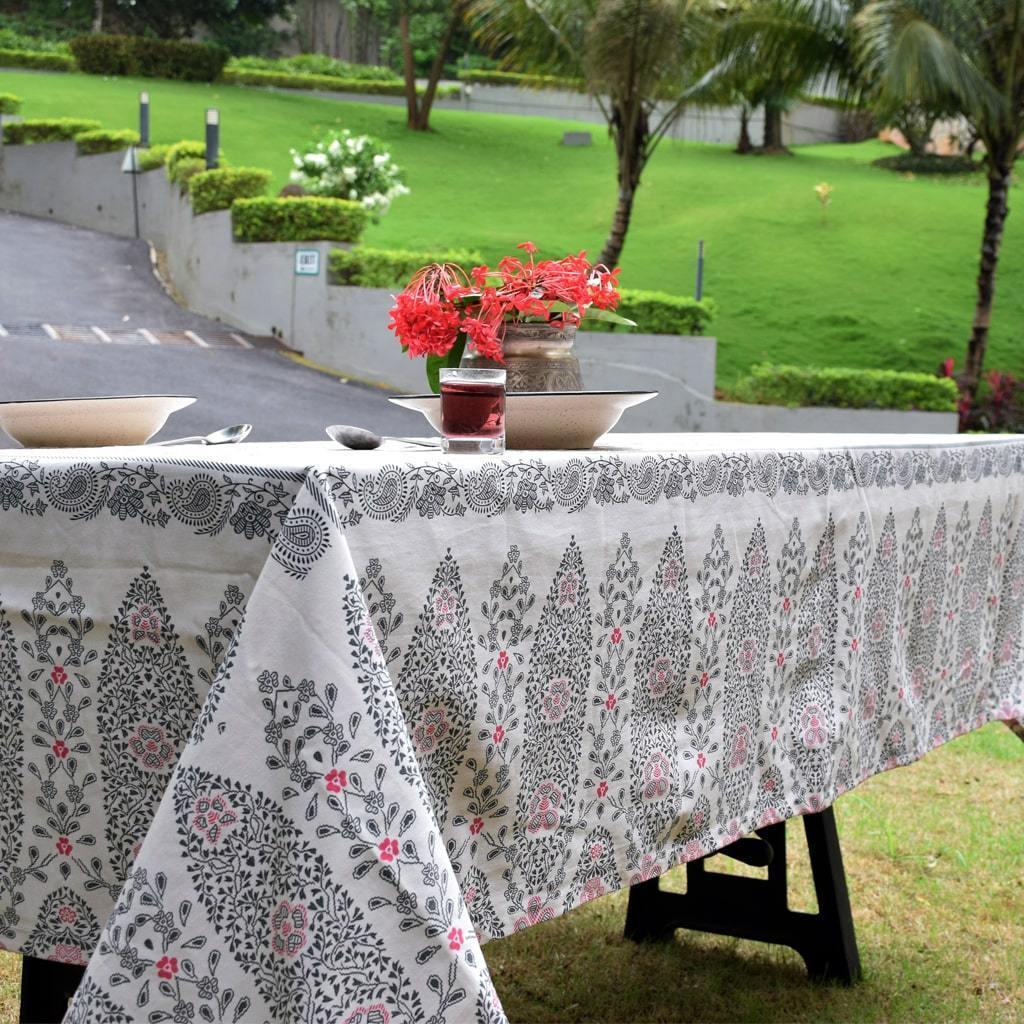 Simplified Details  6 Seater Table Cloth